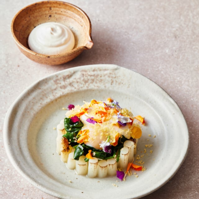Gebrande asperges met een gepocheerd ei, spinazie en Olde Remeker kaassaus Gebrande asperges met een gepocheerd ei, spinazie en Olde Remeker kaassaus
